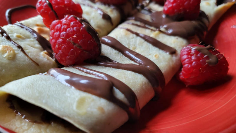 Crêpes proteiche con crema alla nocciola e lamponi