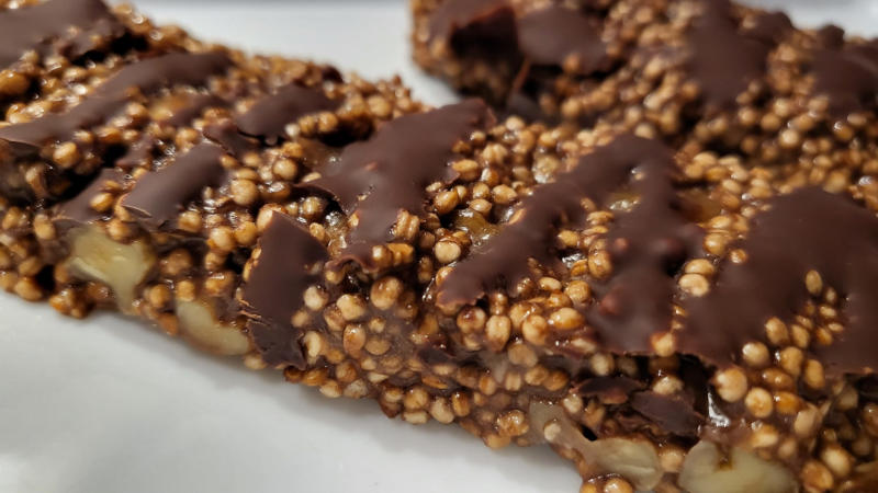 Barrette proteiche di quinoa soffiata al cioccolato e noci