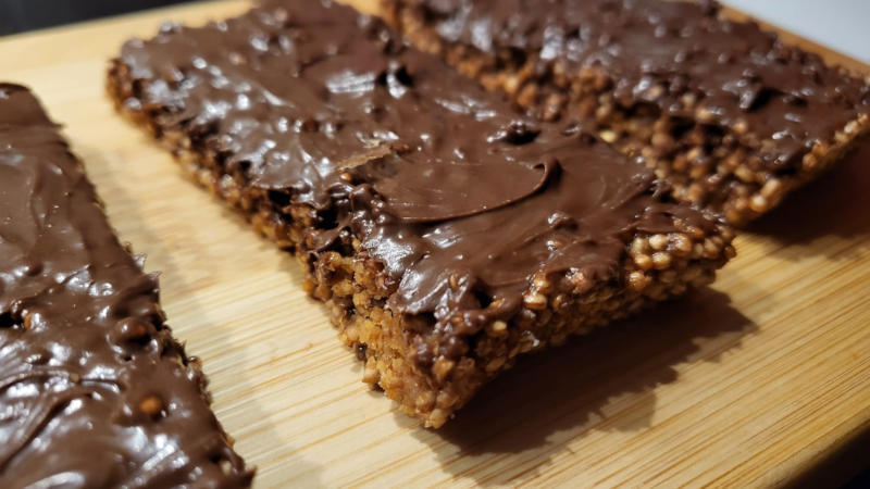 Barrette proteiche di quinoa soffiata con burro d'arachidi e cioccolato