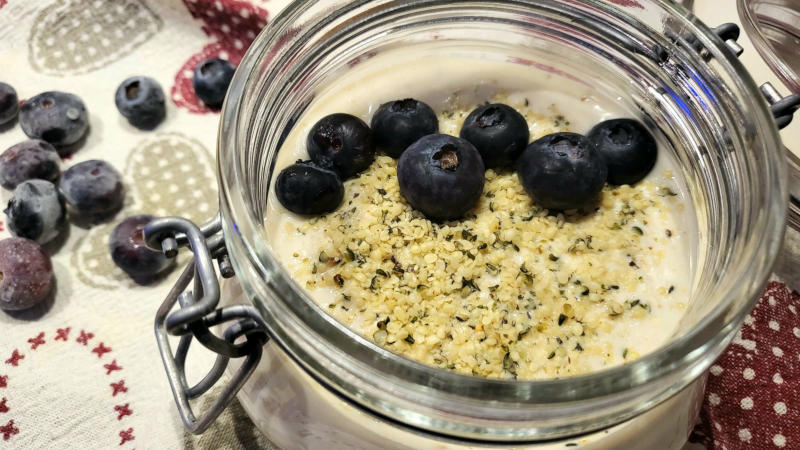 Overnight oats proteico con mirtilli e semi di canapa