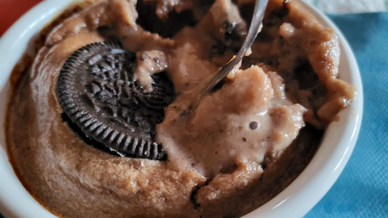 Baked oats proteica all'Oreo e cioccolato bianco