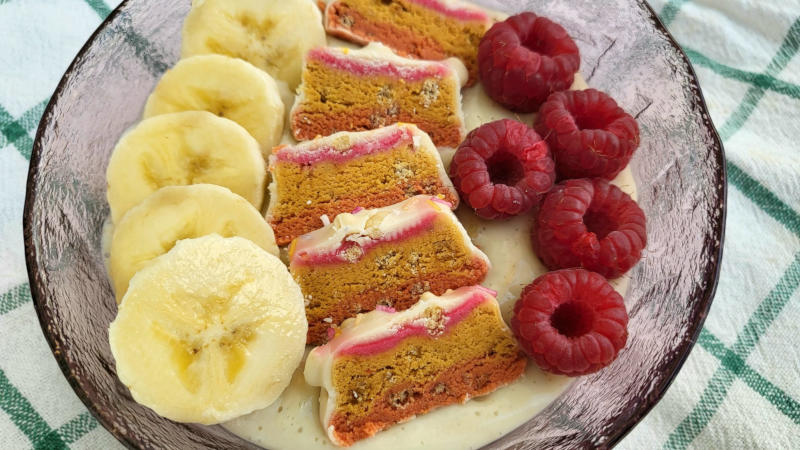 Porridge proteico alla vaniglia con banane e lamponi