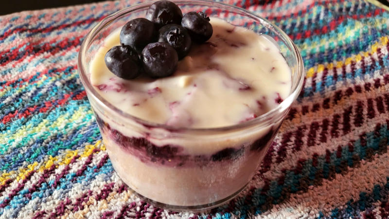 Overnight oats proteico ai frutti di bosco e cioccolato bianco