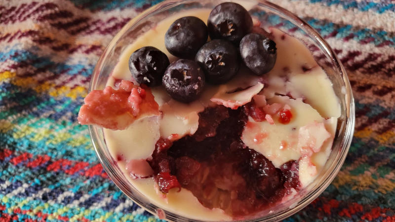 Overnight oats proteico ai frutti di bosco e cioccolato bianco