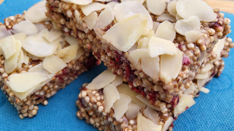 Barrette proteiche di quinoa soffiata con lamponi e cioccolato bianco