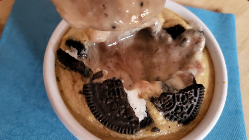 Baked oats proteica all'Oreo e vaniglia dal cuore morbido