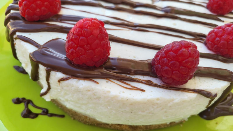 Cheesecake proteica al cioccolato bianco e lamponi