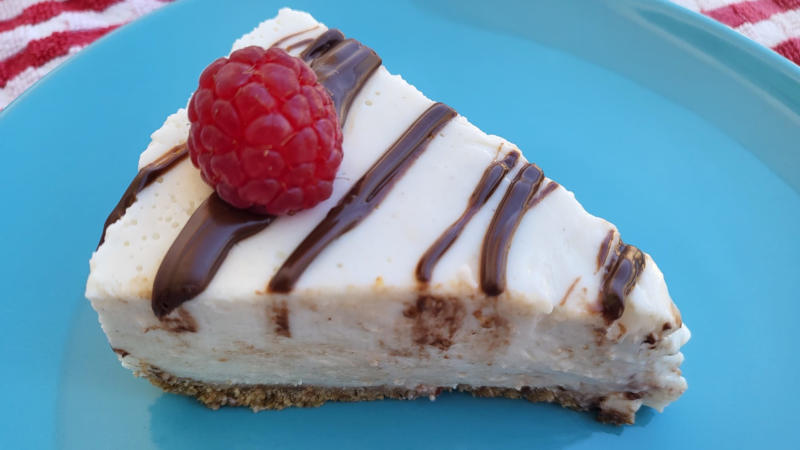 Cheesecake proteica al cioccolato bianco e lamponi