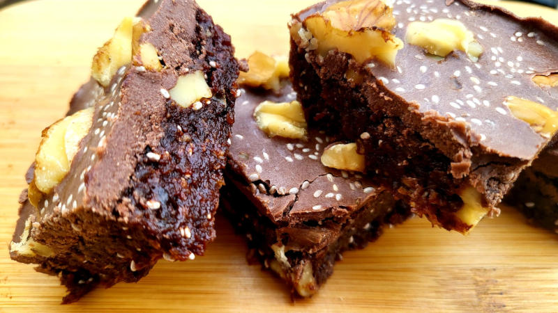 Brownies proteici al cioccolato, noci e semi di chia