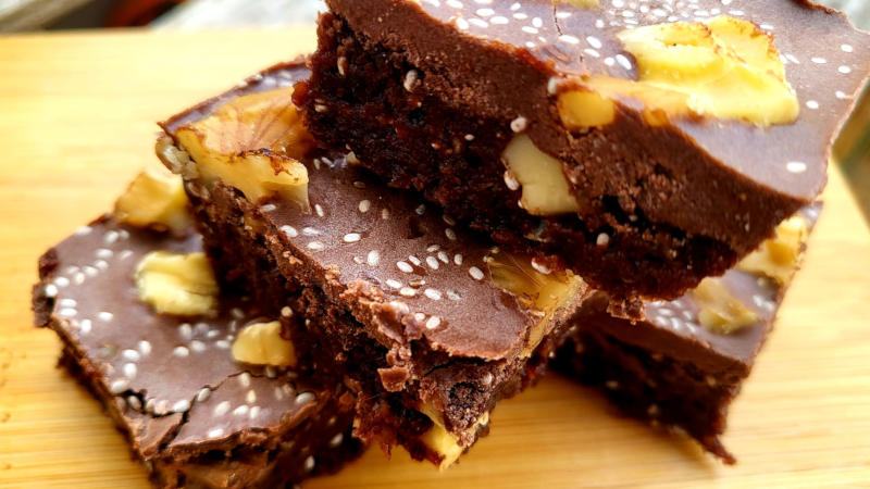 Brownies proteici al cioccolato, noci e semi di chia