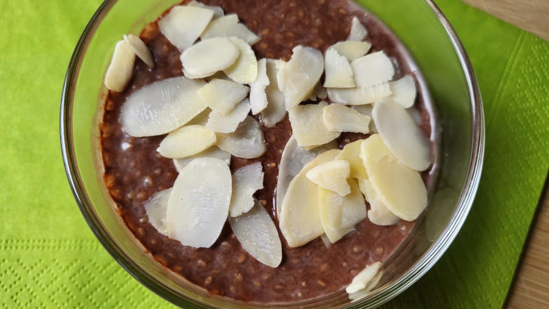 Budino proteico al cioccolato e semi di chia