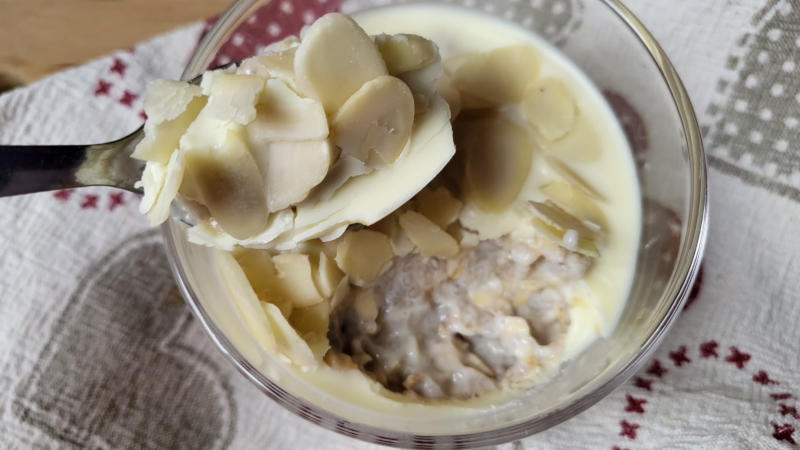 Overnight oats proteico con semi di chia e cioccolato bianco