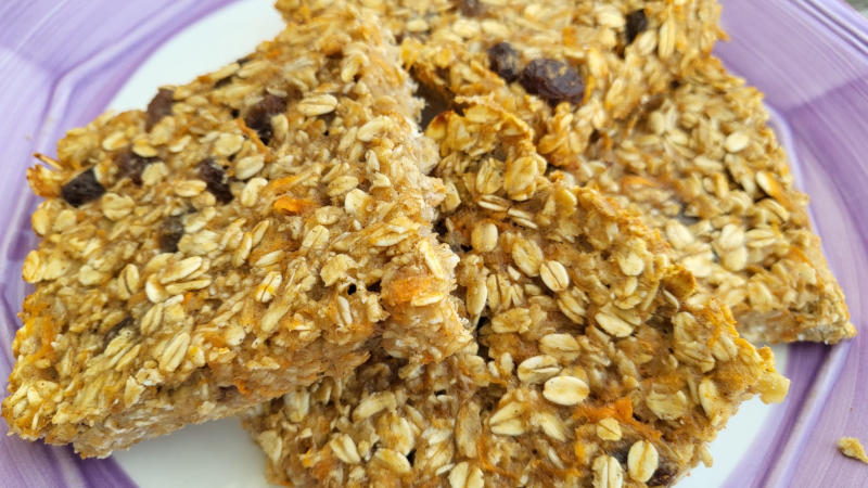 Flapjacks proteici alle carote e uvetta