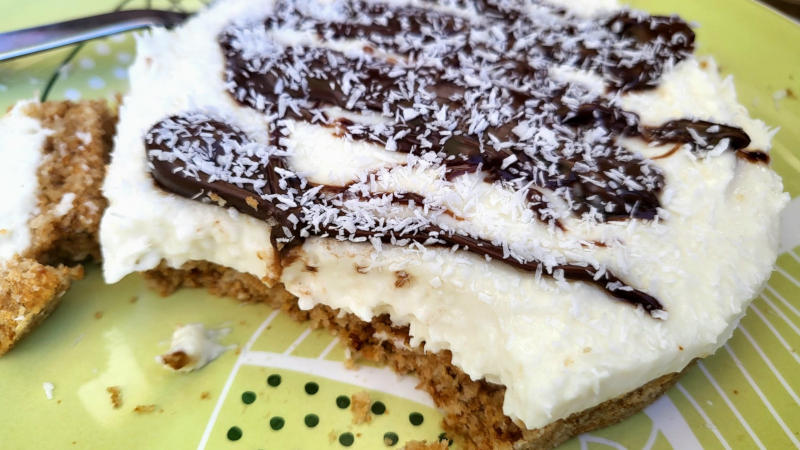 Torta proteica allo yogurt al cocco