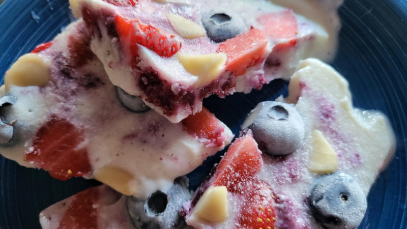 Frozen yogurt proteico con frutta fresca