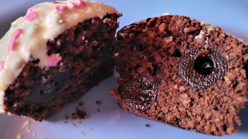 Muffin proteici alle mandorle con cioccolato fondente e amarene