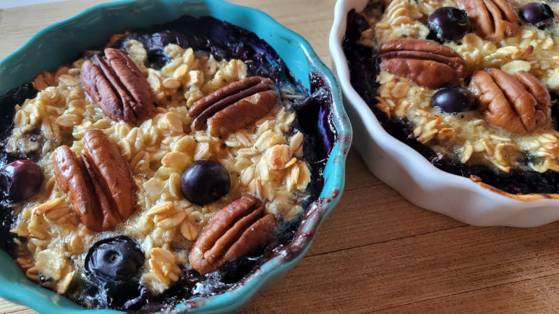 Baked oats proteica con mirtilli e noci pecan