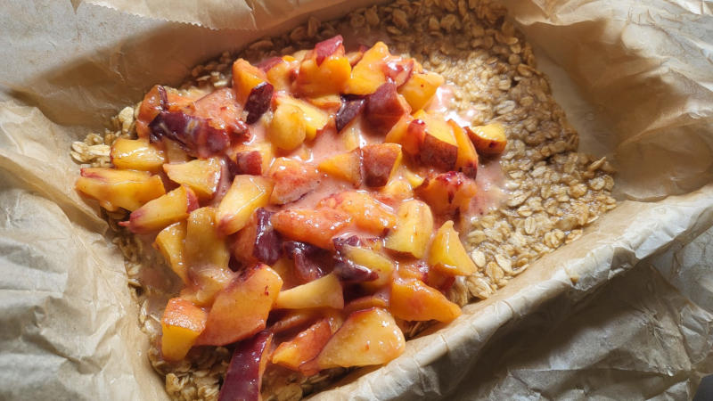 Crumble proteico alle pesche e amaretti