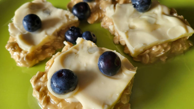 Quadrotti proteici al cioccolato bianco e mirtilli