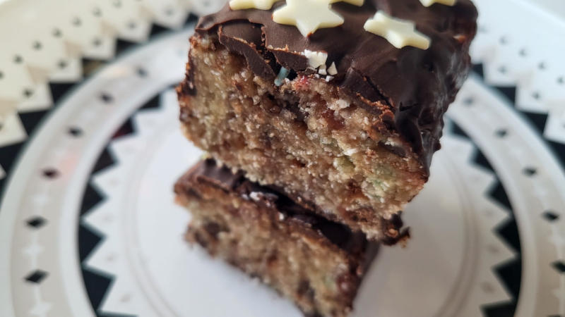 Barretta proteica alle amarene, cioccolato e zuccherini colorati