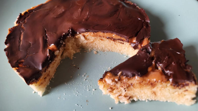 Crostatina proteica al caramello e cioccolato senza cottura