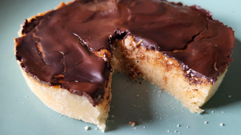 Crostatina proteica al caramello e cioccolato senza cottura