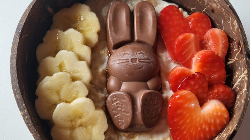 Porridge proteico al cocco con cioccolato, fragole e banane