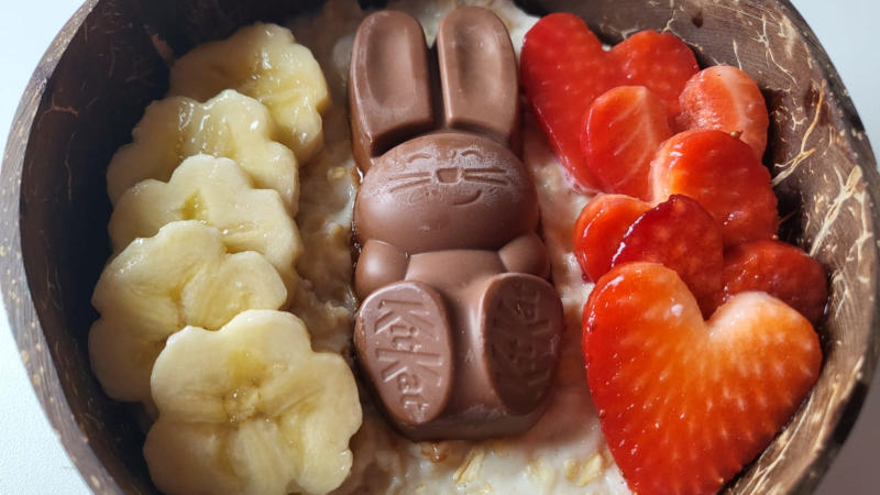 Porridge proteico al cocco con cioccolato, fragole e banane