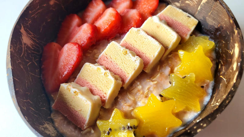 Porridge proteico con fragole e kiwi