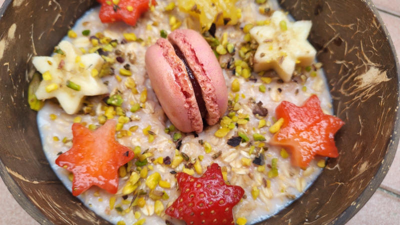 Porridge proteico con frutta e macaron alla fragola