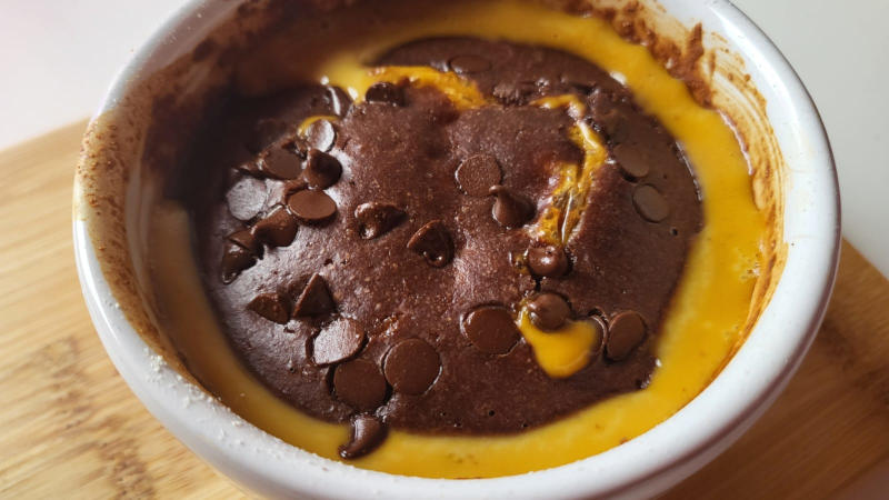 Lava cake proteica al cioccolato e caramello