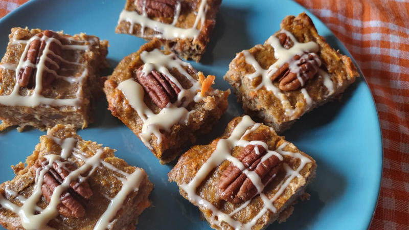 Quadrotti Weetabix proteici con carote, uvetta e noci pecan