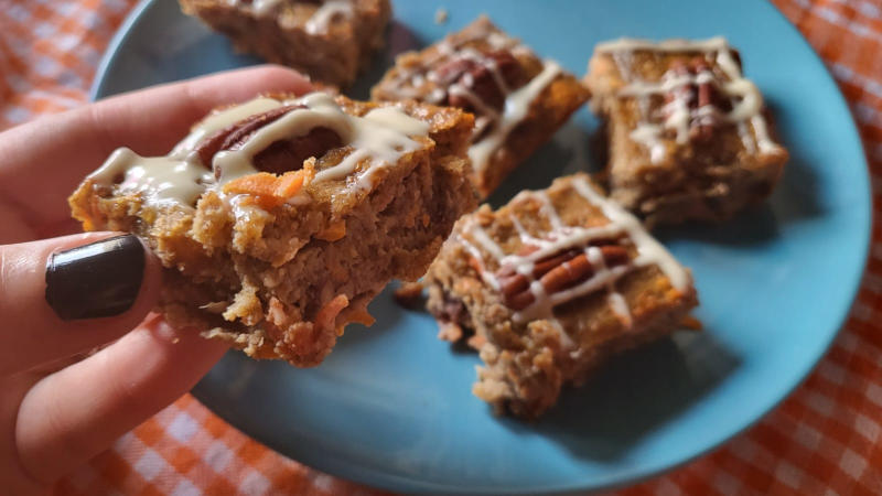 Quadrotti Weetabix proteici con carote, uvetta e noci pecan