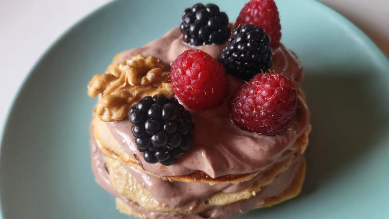 Pancakes proteici con crema allo yogurt e frutta