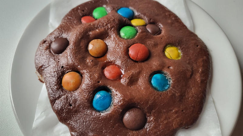 Biscotto proteico al cacao con M&M's