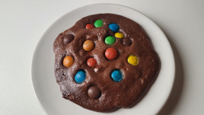 Biscotto proteico al cacao con M&M's