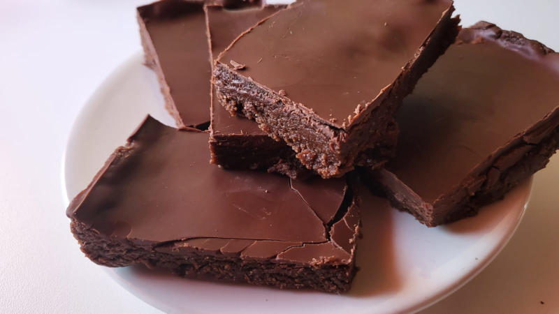 Barrette proteiche con avena al doppio cioccolato senza cottura