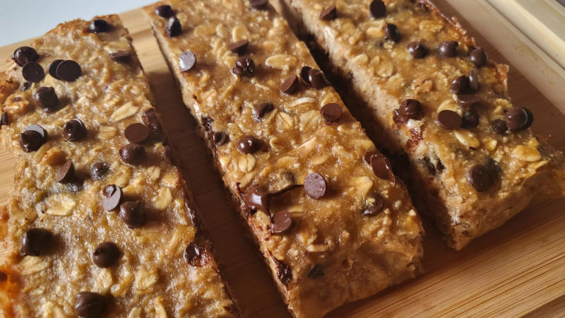 Barrette proteiche con avena, banana, burro d'arachidi e gocce di cioccolato