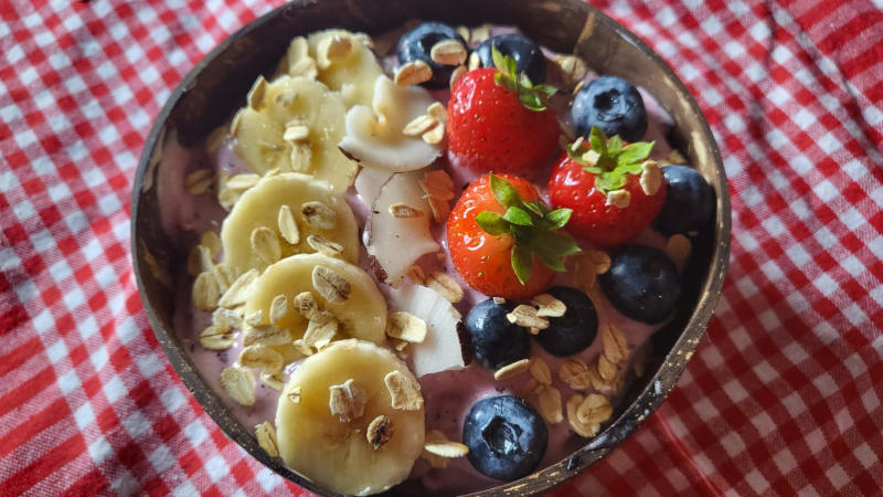 Smoothie bowl proteica con fragole e mirtilli