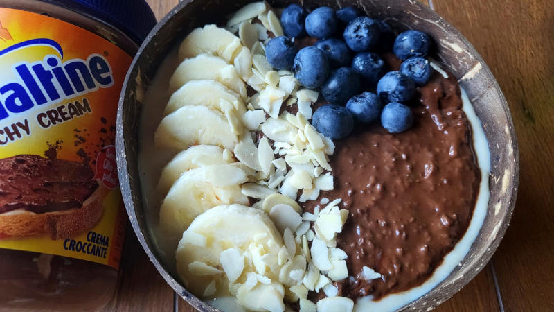 Porridge proteico con crema Ovomaltine, banana e mirtilli
