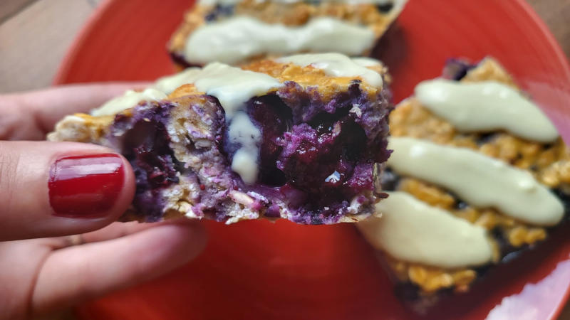 Barrette di avena proteiche ai mirtilli e cioccolato bianco