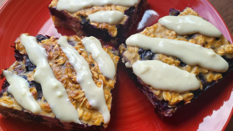 Barrette di avena proteiche ai mirtilli e cioccolato bianco