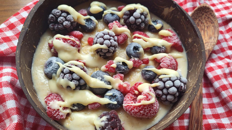 Porridge proteico al cocco con frutti di bosco