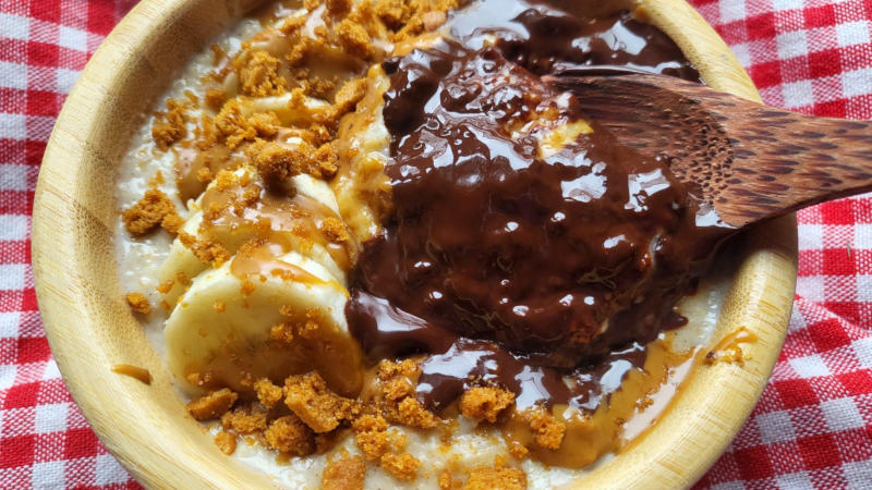 Porridge proteico con banana, Lotus e cioccolato fondente