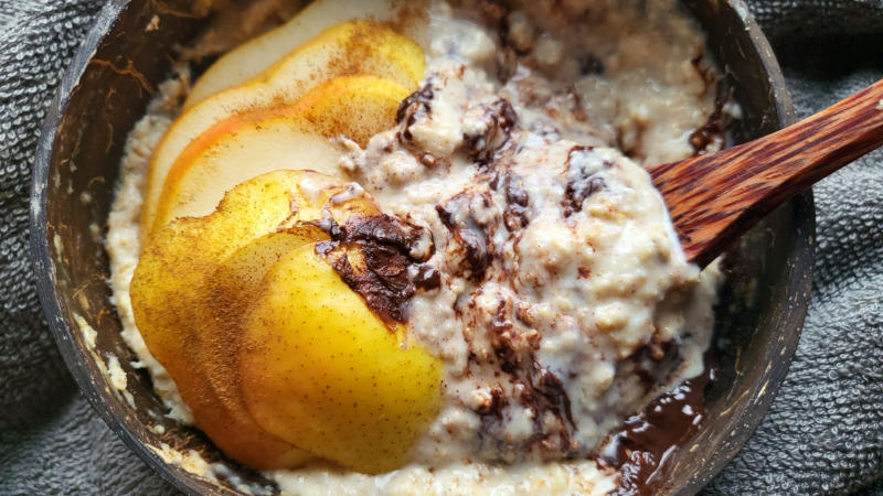 Porridge proteico pera, cioccolato e zenzero