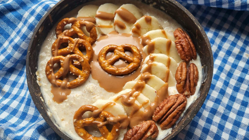 Porridge proteico brezel, banana e caramello salato