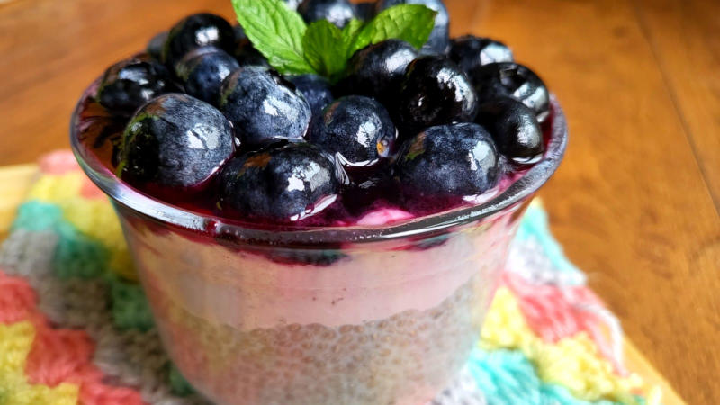 Chia pudding con yogurt proteico ai mirtilli