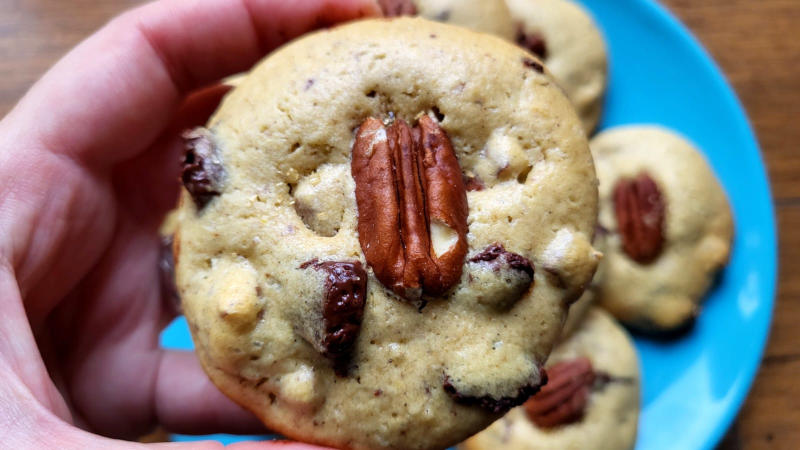 Cookies di avena con noci pecan e cioccolato