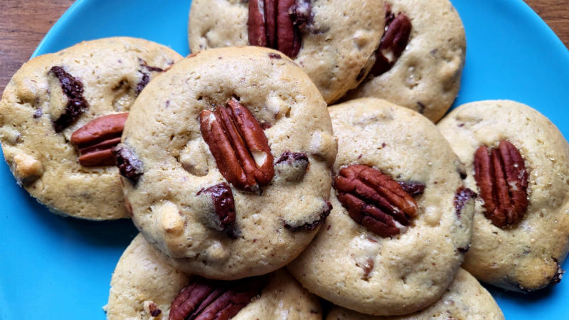 Cookies di avena con noci pecan e cioccolato