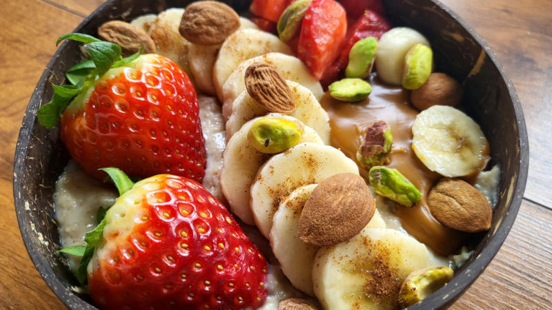 Porridge proteico con fragole, frutta secca e cannella